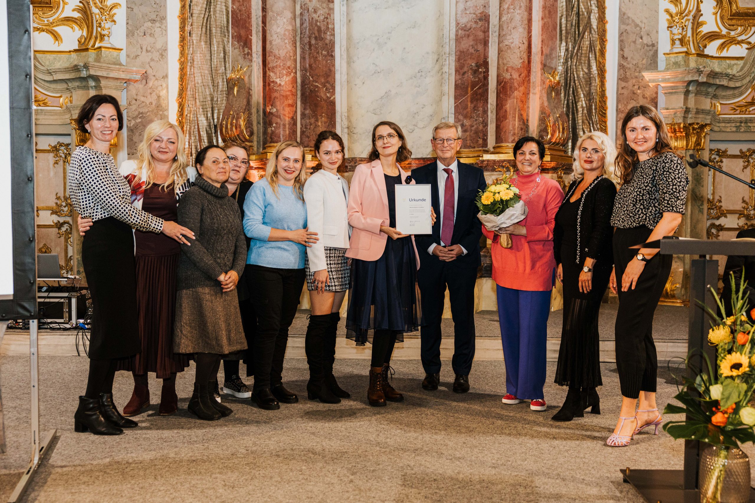 Der Verein Take my hand e.V. mit dem stell-vertretenden Bezirks-tagspräsidenten Peter Schiele (4. v. rechts) und Bezirksrätin Melanie Melitta Hippke (3. v. rechts). Der Verein Take my hand e.V. mit dem stell-vertretenden Bezirks-tagspräsidenten Peter Schiele (4. v. rechts) und Bezirksrätin Melanie Melitta Hippke (3. v. rechts).